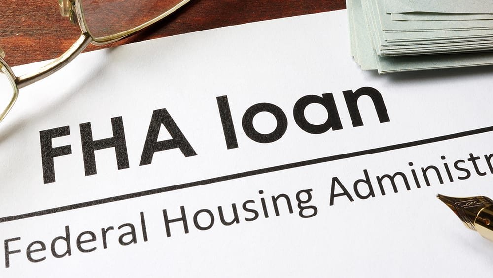 Solicitud hipotecaria FHA con revisión de documentos financieros