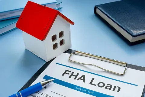 Cliente revisando documentos para evitar errores en préstamos FHA