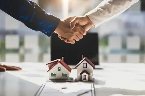 Asesor financiero explicando equity en propiedades de renta